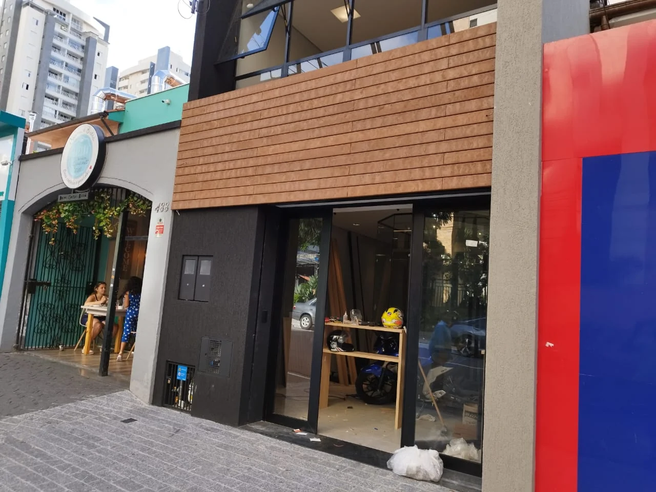 Fachada com ripado em madeira ecológica Reset